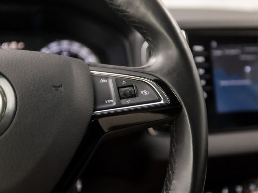 Skoda Karoq 1.0 TSI Sport Deluxe Automaat (APPLE CARPLAY, GROOT NAVI, CAMERA, LEDER/ALCANTARA, STOELVERWARMIN... ActivLease financial lease