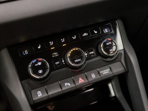 Skoda Karoq 1.0 TSI Sport Deluxe Automaat (APPLE CARPLAY, GROOT NAVI, CAMERA, LEDER/ALCANTARA, STOELVERWARMIN... ActivLease financial lease