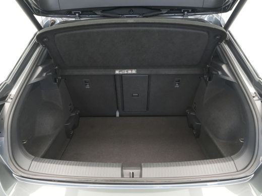 Volkswagen T-Roc 1.5 TSI 150pk Sport Business R Line Navigatie Trekhaak Camera Elek. kofferklep 204 ActivLease financial lease