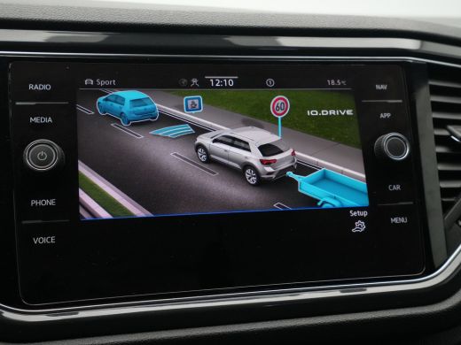 Volkswagen T-Roc 1.5 TSI 150pk Sport Business R Line Navigatie Trekhaak Camera Elek. kofferklep 204 ActivLease financial lease