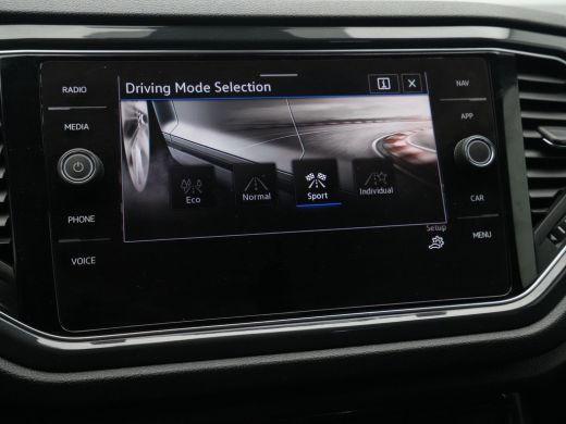 Volkswagen T-Roc 1.5 TSI 150pk Sport Business R Line Navigatie Trekhaak Camera Elek. kofferklep 204 ActivLease financial lease