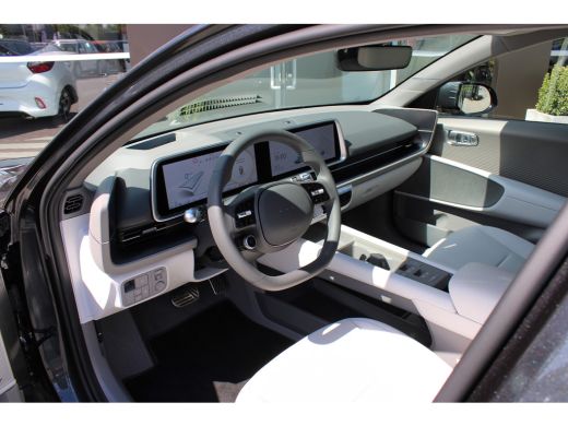 Hyundai IONIQ 6 Lounge 77.4 kWh | Wit interieur | Weinig kilometers | 360 graden camera | Elektrisch bedienbare v... ActivLease financial lease