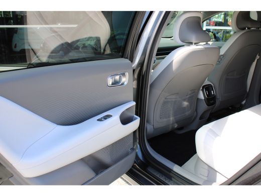 Hyundai IONIQ 6 Lounge 77.4 kWh | Wit interieur | Weinig kilometers | 360 graden camera | Elektrisch bedienbare v... ActivLease financial lease