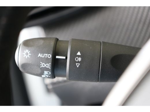 Peugeot 2008 1.2 PureTech Active Pack 100 | Navi | Cruise | Clima | Parkeersensoren | Parelmoer | 16" Lichtmet... ActivLease financial lease
