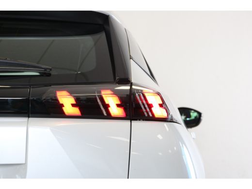 Peugeot 2008 1.2 PureTech Active Pack 100 | Navi | Cruise | Clima | Parkeersensoren | Parelmoer | 16" Lichtmet... ActivLease financial lease
