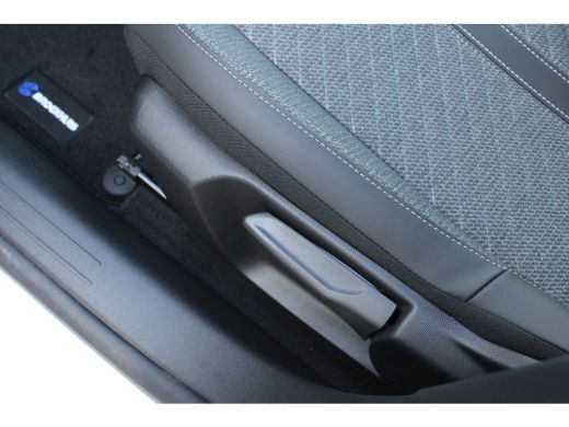 Peugeot 208 1.2 PureTech 100 Allure | Navigatie | Camera | Apple carplay | Trekhaak | Nieuw | ActivLease financial lease