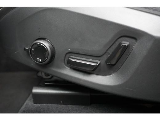 Volvo  XC60 T6 Plug-in hybrid AWD Plus Dark | Pano | Trekhaak | Elek.Stoel + Geheugen | ActivLease financial lease