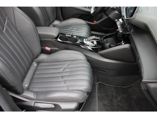 Peugeot e-2008 EV GT 50 kWh | Fase 3 | Navigatie | Panorama/schuifdak | Leder | Stoelverwarming | ActivLease financial lease