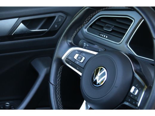 Volkswagen T-Roc 1.5 TSI R-Line | Adaptive Cruise | Blind Spot | CarPlay | Stoelverwarming ActivLease financial lease