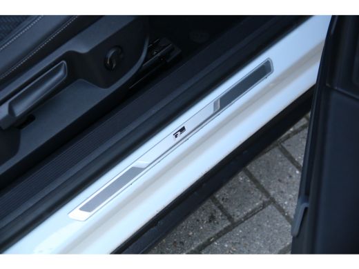 Volkswagen T-Roc 1.5 TSI R-Line | Adaptive Cruise | Blind Spot | CarPlay | Stoelverwarming ActivLease financial lease