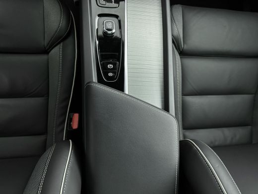 Volvo  XC60 2.0 T6 Plug-in hybrid AWD R-Design LONG RANGE | MEMORY | PANORAMADAK | GETINT GLAS | PDC CAMERA |... ActivLease financial lease