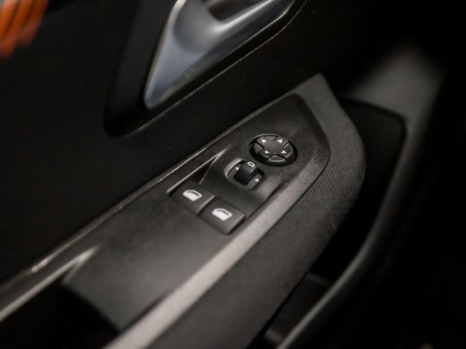 Peugeot 208 1.2 PureTech Sport (APPLE CARPLAY, GROOT NAVI, LED KOPLAMPEN, SPORTSTOELEN, CRUISE, LANE ASSIST, ... ActivLease financial lease
