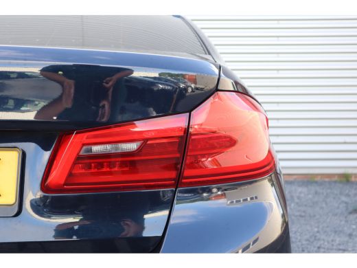 BMW 5 Serie 520i M-Sport High Executive Harman Kardon / Leder Dashboard / Camera / 19inch ActivLease financial lease