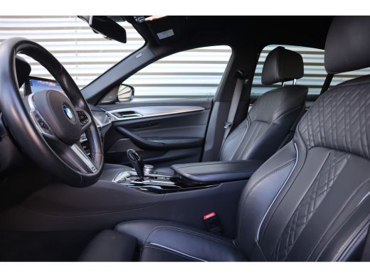 BMW 5 Serie 520i M-Sport High Executive Harman Kardon / Leder Dashboard / Camera / 19inch ActivLease financial lease