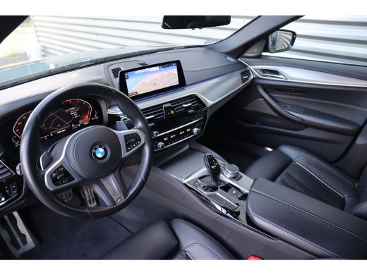BMW 5 Serie 520i M-Sport High Executive Harman Kardon / Leder Dashboard / Camera / 19inch ActivLease financial lease