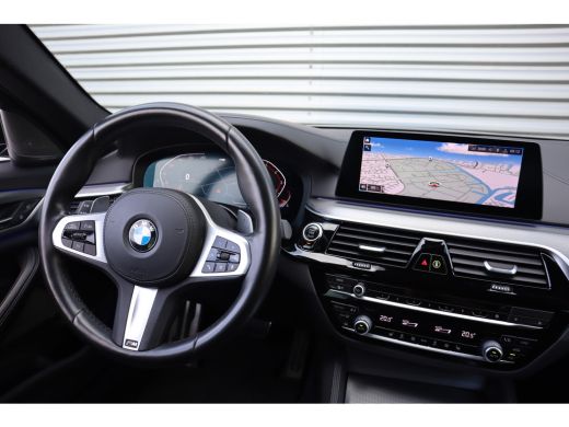 BMW 5 Serie 520i M-Sport High Executive Harman Kardon / Leder Dashboard / Camera / 19inch ActivLease financial lease