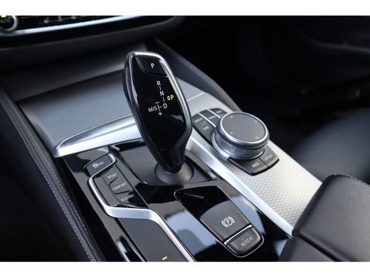 BMW 5 Serie 520i M-Sport High Executive Harman Kardon / Leder Dashboard / Camera / 19inch ActivLease financial lease