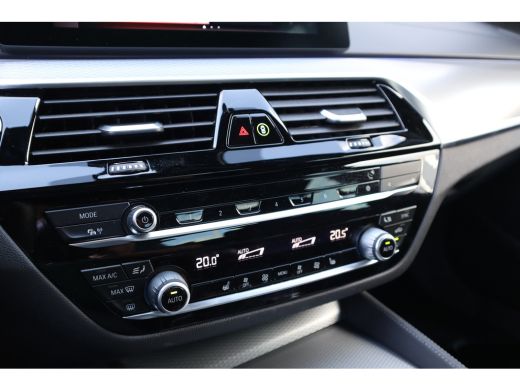 BMW 5 Serie 520i M-Sport High Executive Harman Kardon / Leder Dashboard / Camera / 19inch ActivLease financial lease