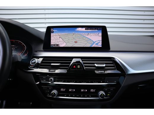 BMW 5 Serie 520i M-Sport High Executive Harman Kardon / Leder Dashboard / Camera / 19inch ActivLease financial lease