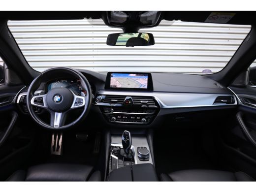 BMW 5 Serie 520i M-Sport High Executive Harman Kardon / Leder Dashboard / Camera / 19inch ActivLease financial lease
