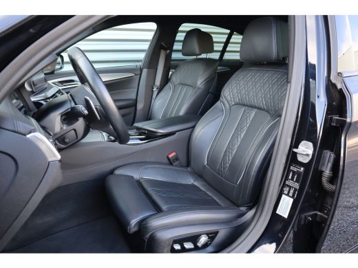 BMW 5 Serie 520i M-Sport High Executive Harman Kardon / Leder Dashboard / Camera / 19inch ActivLease financial lease
