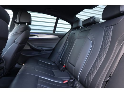 BMW 5 Serie 520i M-Sport High Executive Harman Kardon / Leder Dashboard / Camera / 19inch ActivLease financial lease