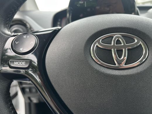 Toyota Aygo 1.0 VVT-i x-play | Navigatie | Bluetooth | Parkeercamera | Airco | Elektrische buitenspiegels | ActivLease financial lease