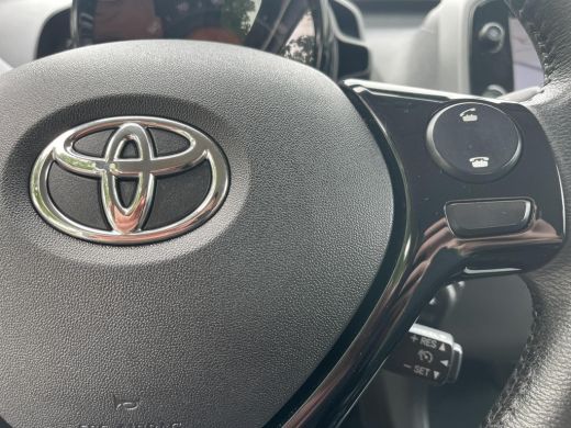 Toyota Aygo 1.0 VVT-i x-play | Navigatie | Bluetooth | Parkeercamera | Airco | Elektrische buitenspiegels | ActivLease financial lease