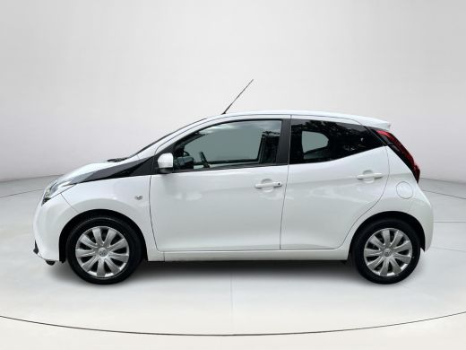 Toyota Aygo 1.0 VVT-i x-play | Navigatie | Bluetooth | Parkeercamera | Airco | Elektrische buitenspiegels | ActivLease financial lease