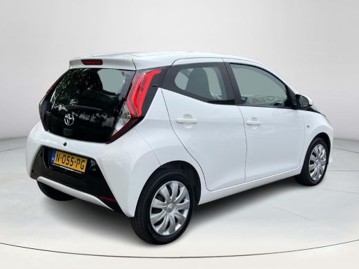 Toyota Aygo 1.0 VVT-i x-play | Navigatie | Bluetooth | Parkeercamera | Airco | Elektrische buitenspiegels | ActivLease financial lease