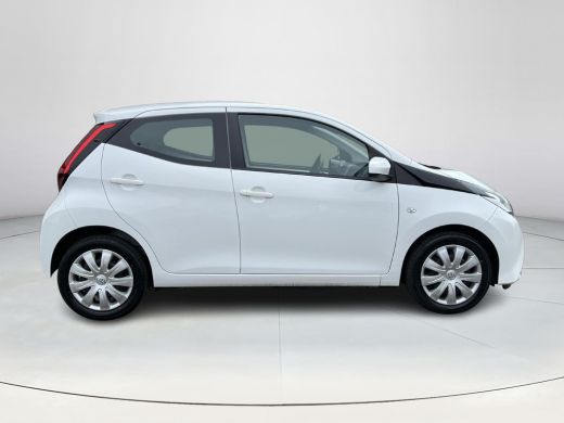 Toyota Aygo 1.0 VVT-i x-play | Navigatie | Bluetooth | Parkeercamera | Airco | Elektrische buitenspiegels | ActivLease financial lease