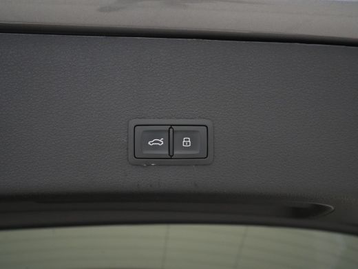 Audi e-tron e-tron 55 quattro 408pk 95 kWh Carplay Camera Headup Display Stoelverwarming ActivLease financial lease