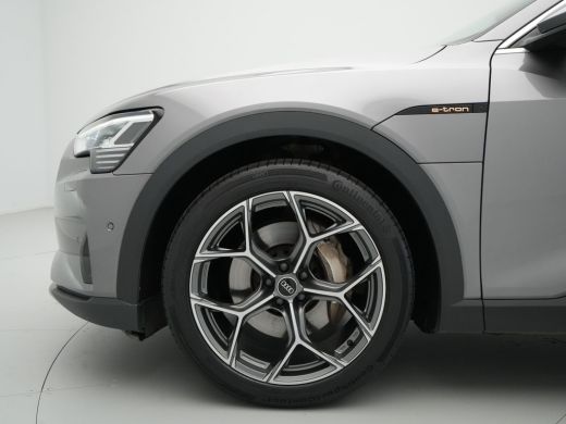 Audi e-tron e-tron 55 quattro 408pk 95 kWh Carplay Camera Headup Display Stoelverwarming ActivLease financial lease