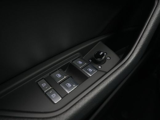 Audi e-tron e-tron 55 quattro 408pk 95 kWh Carplay Camera Headup Display Stoelverwarming ActivLease financial lease