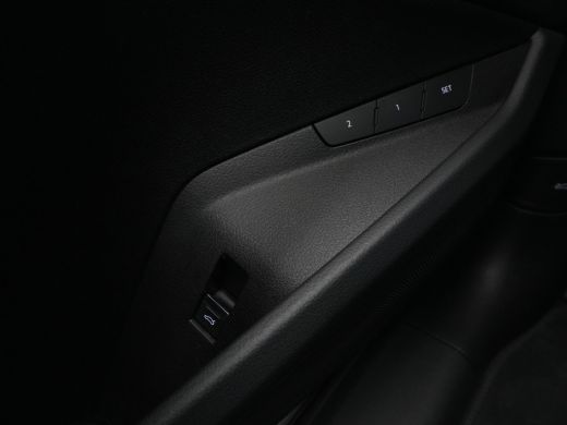 Audi e-tron e-tron 55 quattro 408pk 95 kWh Carplay Camera Headup Display Stoelverwarming ActivLease financial lease