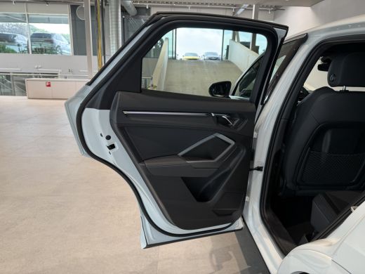 Audi Q3 45 245pk TFSI e S edition | Optiekpakket zwart plus | MMI navigatie plus MMI touch | Cruise contr... ActivLease financial lease