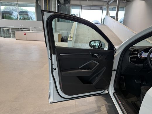 Audi Q3 45 245pk TFSI e S edition | Optiekpakket zwart plus | MMI navigatie plus MMI touch | Cruise contr... ActivLease financial lease