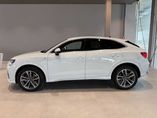Audi Q3 45 245pk TFSI e S edition | Optiekpakket zwart plus | MMI navigatie plus MMI touch | Cruise contr... ActivLease financial lease