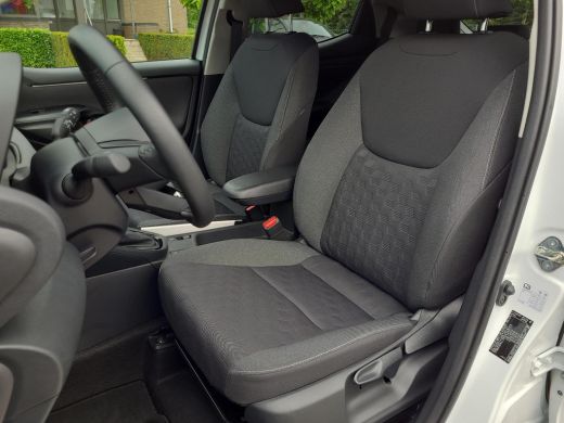 Toyota Yaris 1.5 Hybrid 115 First Edition | Apple CarPlay | Parkeersensoren | Blindspot | Rijklaarprijs incl. ... ActivLease financial lease