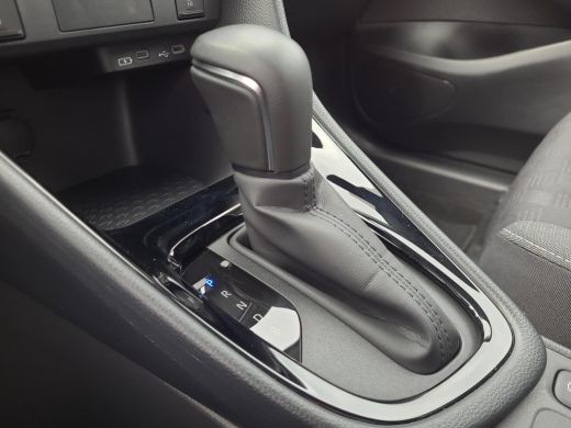 Toyota Yaris 1.5 Hybrid 115 First Edition | Apple CarPlay | Parkeersensoren | Blindspot | Rijklaarprijs incl. ... ActivLease financial lease