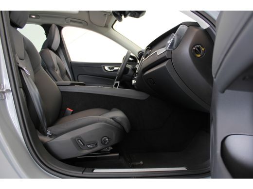 Volvo  XC60 T6 350PK Ultimate Dark | 360° | Trekhaak | Stoel&Stuur Verw. | Adap Cruise | 20'' | Panoramadak ActivLease financial lease