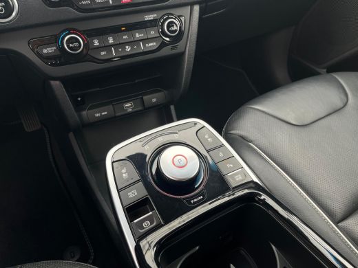 Kia e-Niro ExecutiveLine 64 kWh NL AUTO | LEDER | STOELVERW | STOELVERKOEL | CAMERA | CARPLAY | ActivLease financial lease