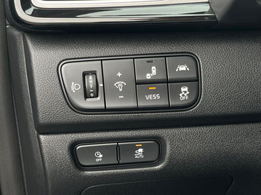 Kia e-Niro ExecutiveLine 64 kWh NL AUTO | LEDER | STOELVERW | STOELVERKOEL | CAMERA | CARPLAY | ActivLease financial lease