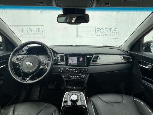 Kia e-Niro ExecutiveLine 64 kWh NL AUTO | LEDER | STOELVERW | STOELVERKOEL | CAMERA | CARPLAY | ActivLease financial lease