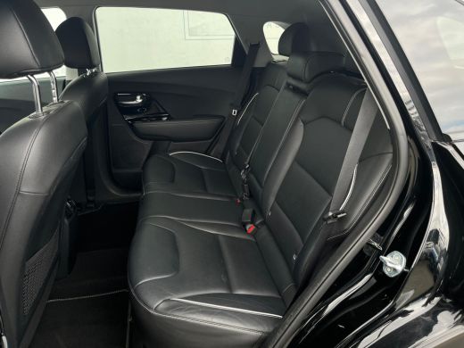 Kia e-Niro ExecutiveLine 64 kWh NL AUTO | LEDER | STOELVERW | STOELVERKOEL | CAMERA | CARPLAY | ActivLease financial lease
