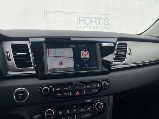 Kia e-Niro ExecutiveLine 64 kWh NL AUTO | LEDER | STOELVERW | STOELVERKOEL | CAMERA | CARPLAY | ActivLease financial lease