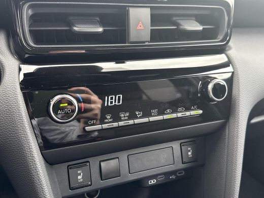 Toyota Yaris Cross 1.5 Hybrid 115 First Edition **STOEL EN STTURWIELVERWARMING/ KEYLESS/ 36 MAANDEN GARANTIE** ActivLease financial lease