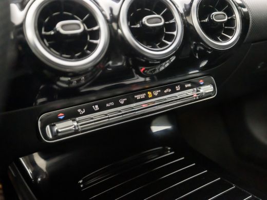 Mercedes A-Klasse 180 AMG Sport Night Upgrade (SCHUIFDAK, GROOT NAVI, LEDER/ALCANTARA, STOELVERWARMING, WIDESCREEN,... ActivLease financial lease