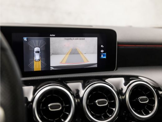 Mercedes A-Klasse 180 AMG Sport Night Upgrade (SCHUIFDAK, GROOT NAVI, LEDER/ALCANTARA, STOELVERWARMING, WIDESCREEN,... ActivLease financial lease