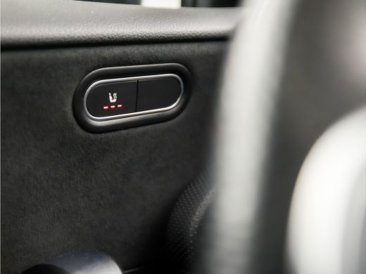 Mercedes A-Klasse 180 AMG Sport Night Upgrade (SCHUIFDAK, GROOT NAVI, LEDER/ALCANTARA, STOELVERWARMING, WIDESCREEN,... ActivLease financial lease